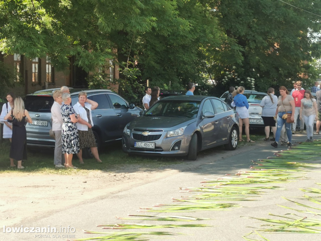 Po tataraku. Procesja Bożego Ciała w Złakowie