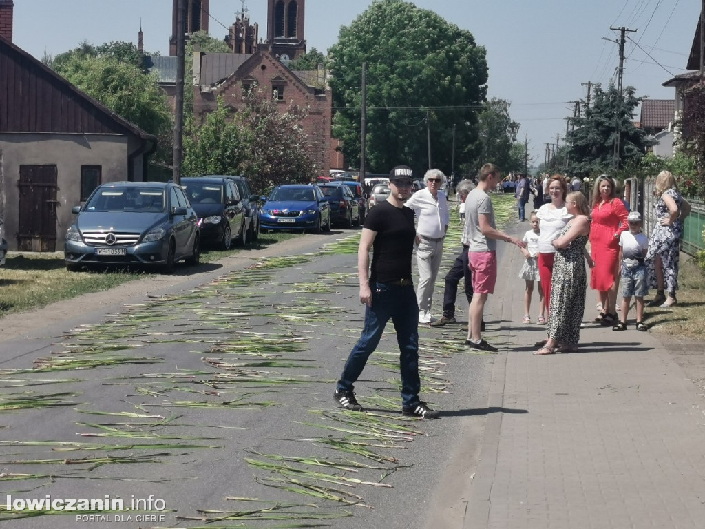 Po tataraku. Procesja Bożego Ciała w Złakowie