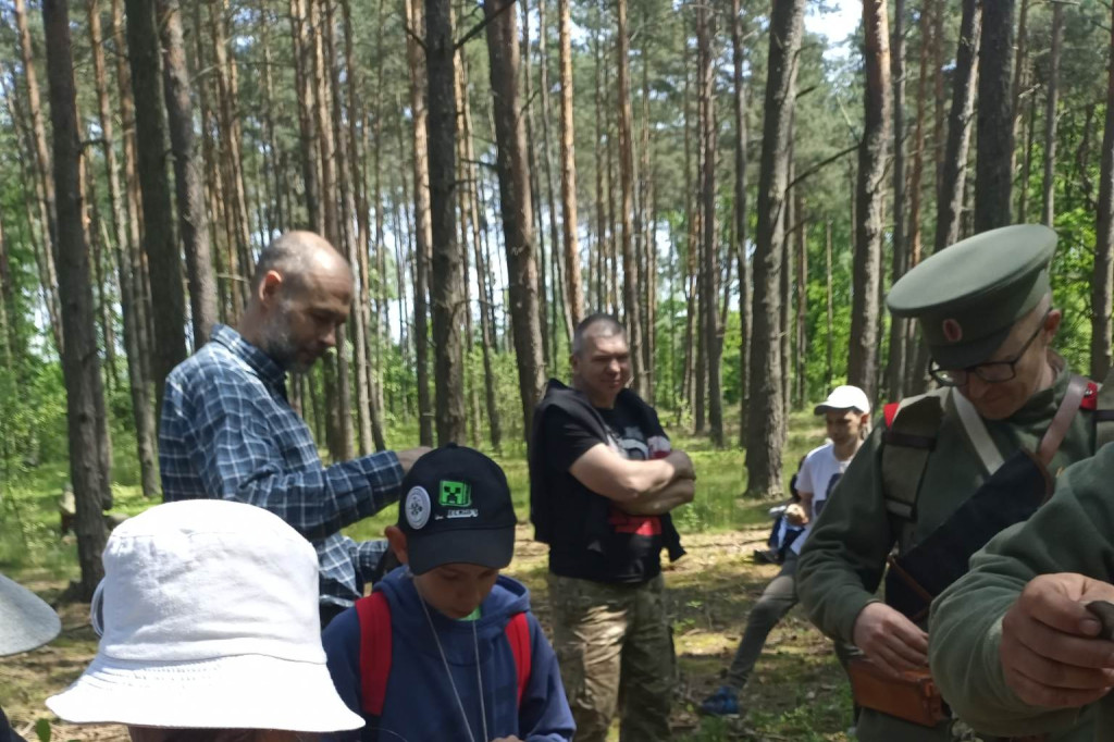 SP w Mastkach na plenerowej lekcji historii.