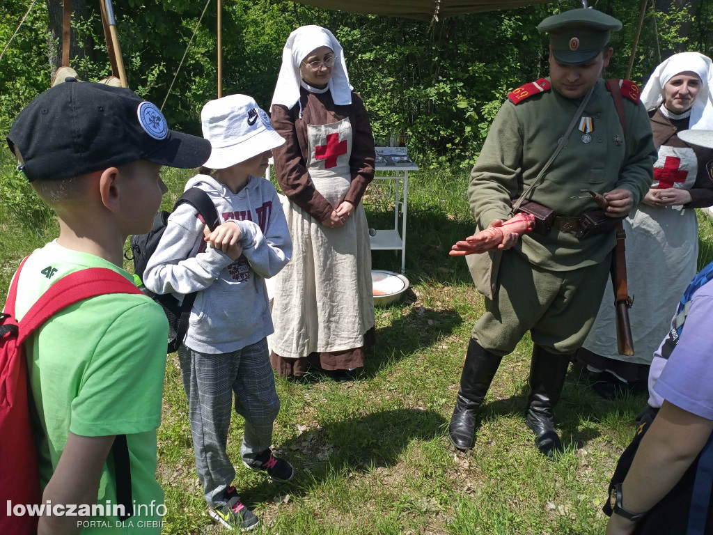 SP w Mastkach na plenerowej lekcji historii.