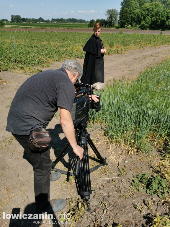 Na planie zdjęciowym filmu o ks. Bolesławie Stefańskim