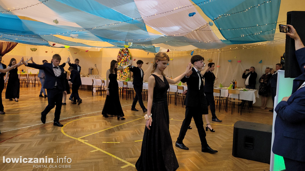 Bal ósmoklaisty w szkole w Dąbkowicach