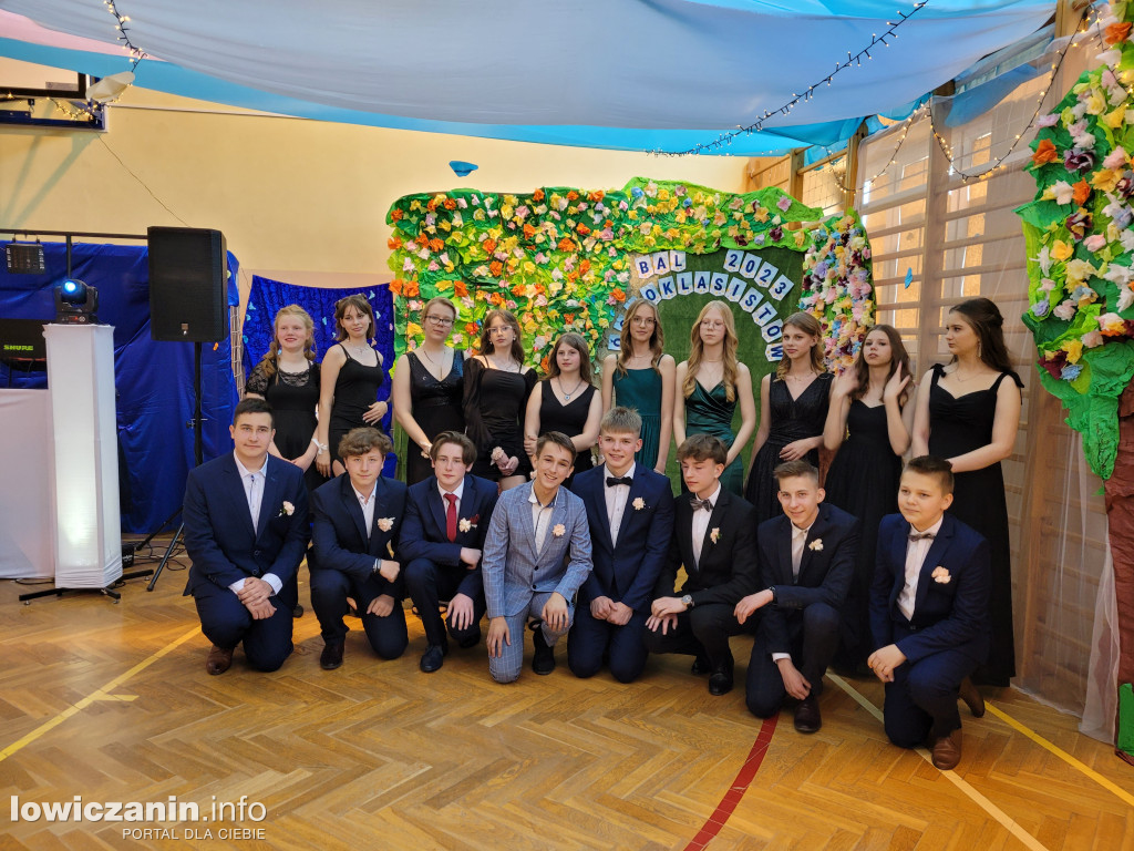 Bal ósmoklaisty w szkole w Dąbkowicach