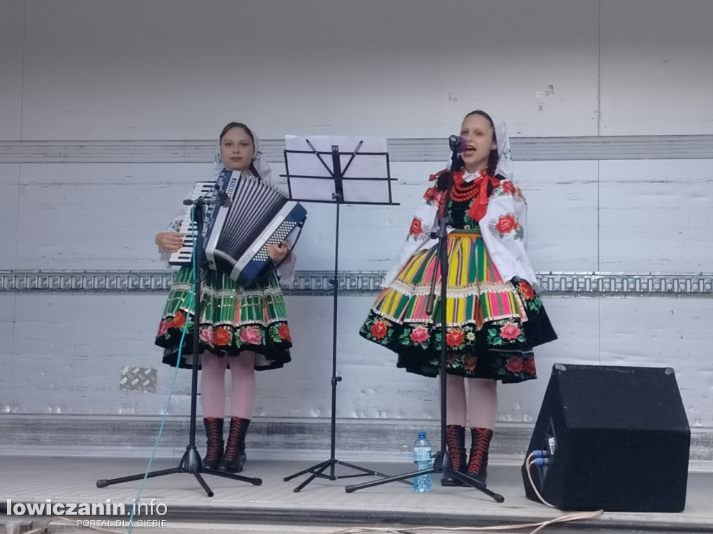 Trwa biesiada na Korabce