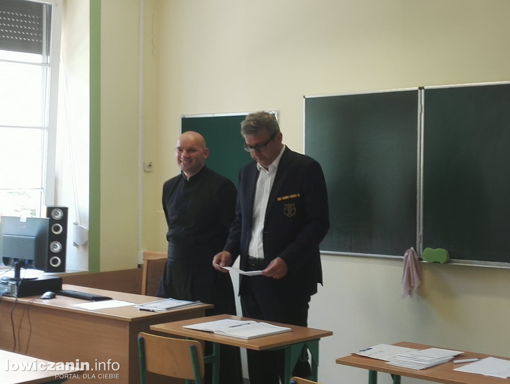 Rozdanie świadectw maturalnych w szkole pijarskiej