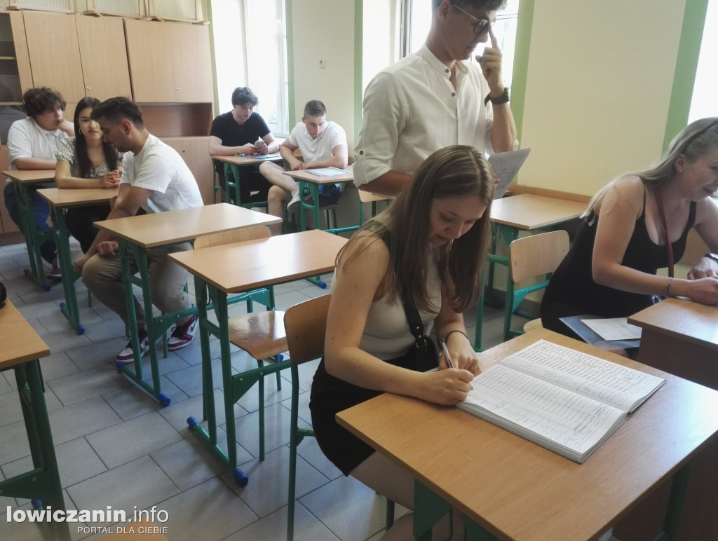 Rozdanie świadectw maturalnych w szkole pijarskiej