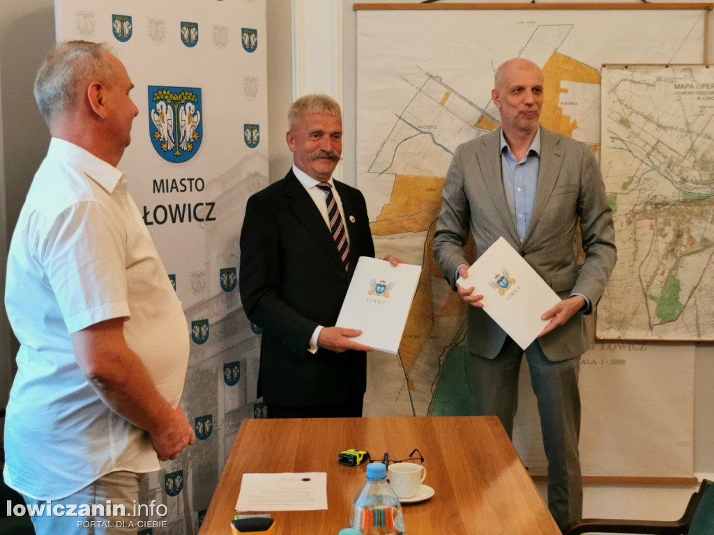 Podpisanie umowy na badawczy odwiert geotermalny