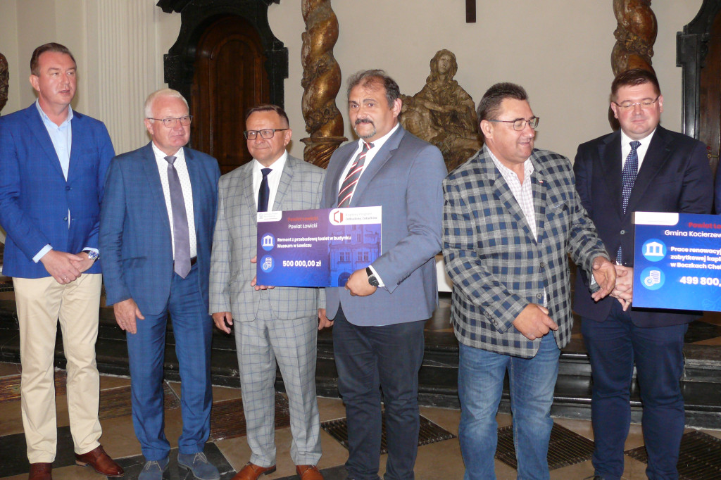 Wręczenie promes na ratowanie zabytków