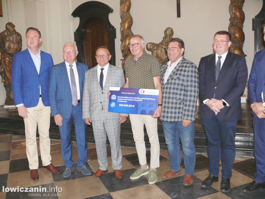 Wręczenie promes na ratowanie zabytków