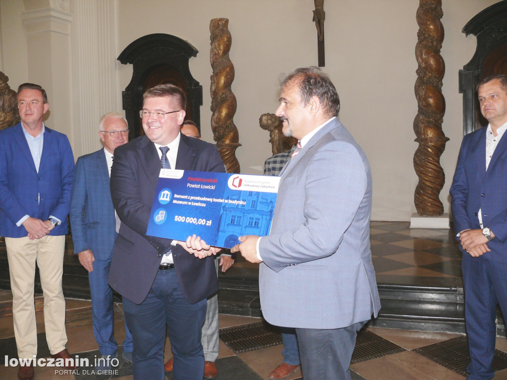 Wręczenie promes na ratowanie zabytków