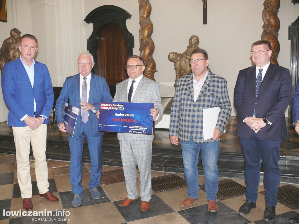 Wręczenie promes na ratowanie zabytków