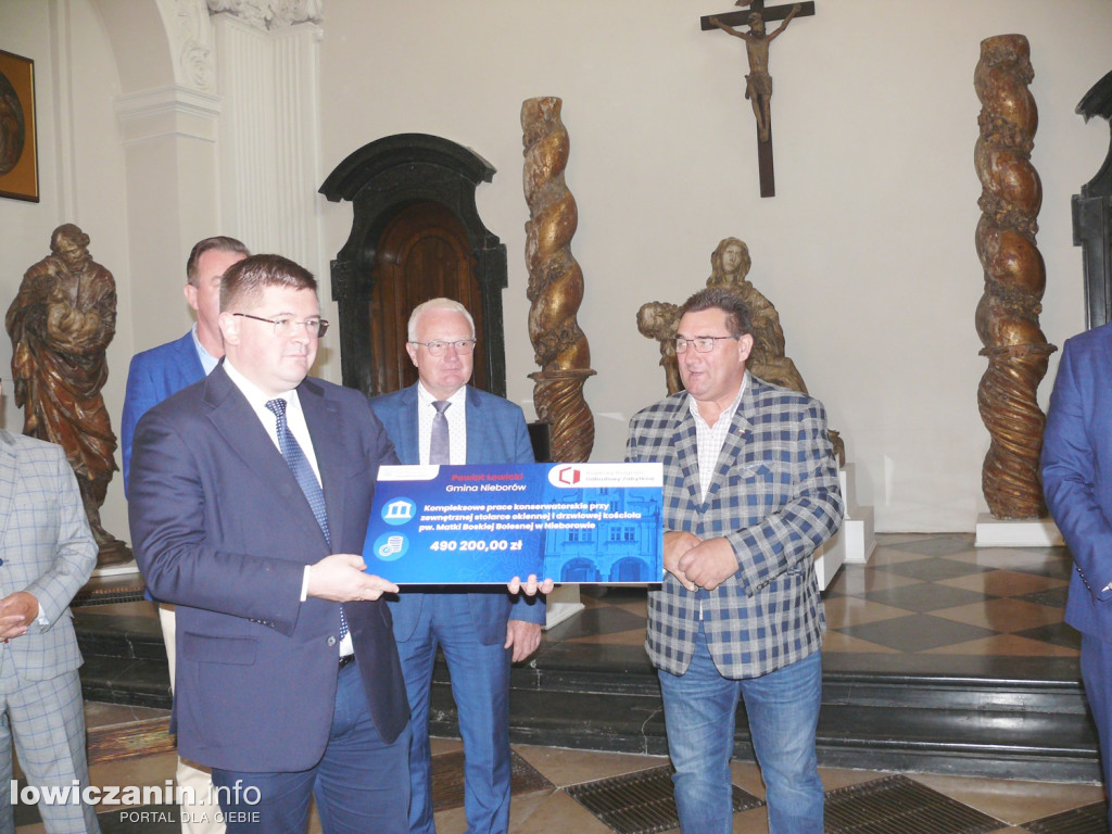 Wręczenie promes na ratowanie zabytków