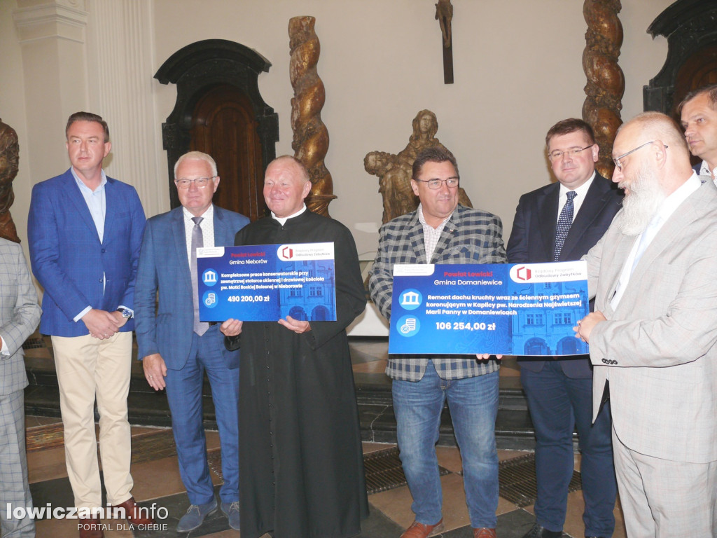 Wręczenie promes na ratowanie zabytków