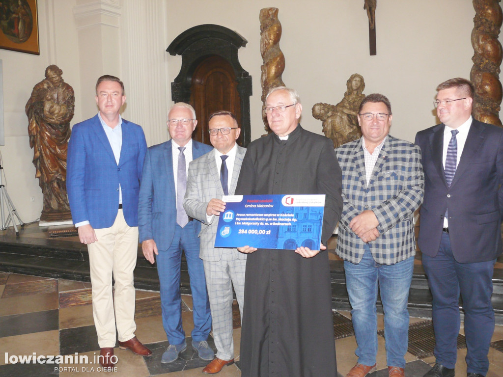 Wręczenie promes na ratowanie zabytków
