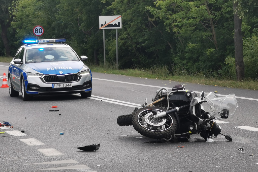Zderzenie samochodu osobowego w motocyklem