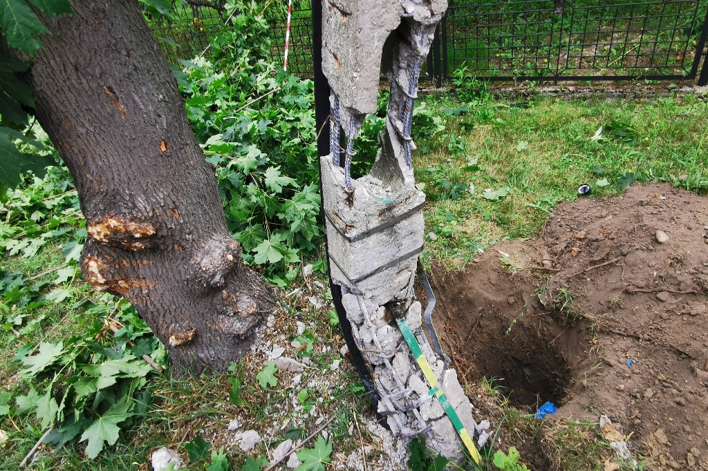 GŁOWNO. Złamany słup energetyczny na ul Targowej