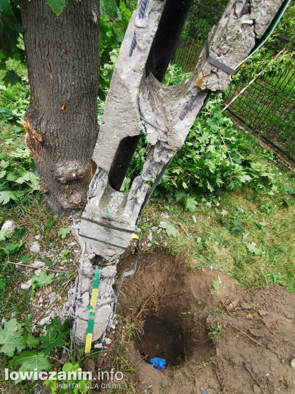 GŁOWNO. Złamany słup energetyczny na ul Targowej