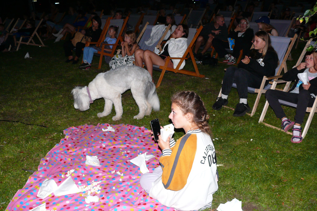 Kino na leżakach na os. Kostka w Łowiczu 