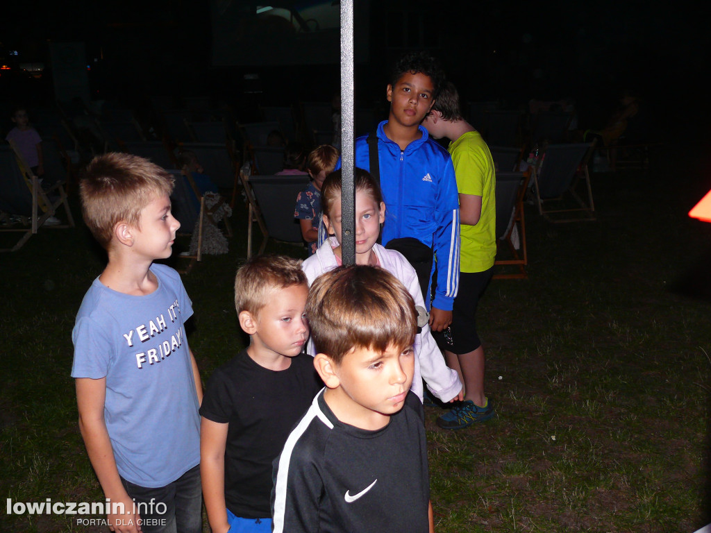 Kino na leżakach na os. Kostka w Łowiczu 