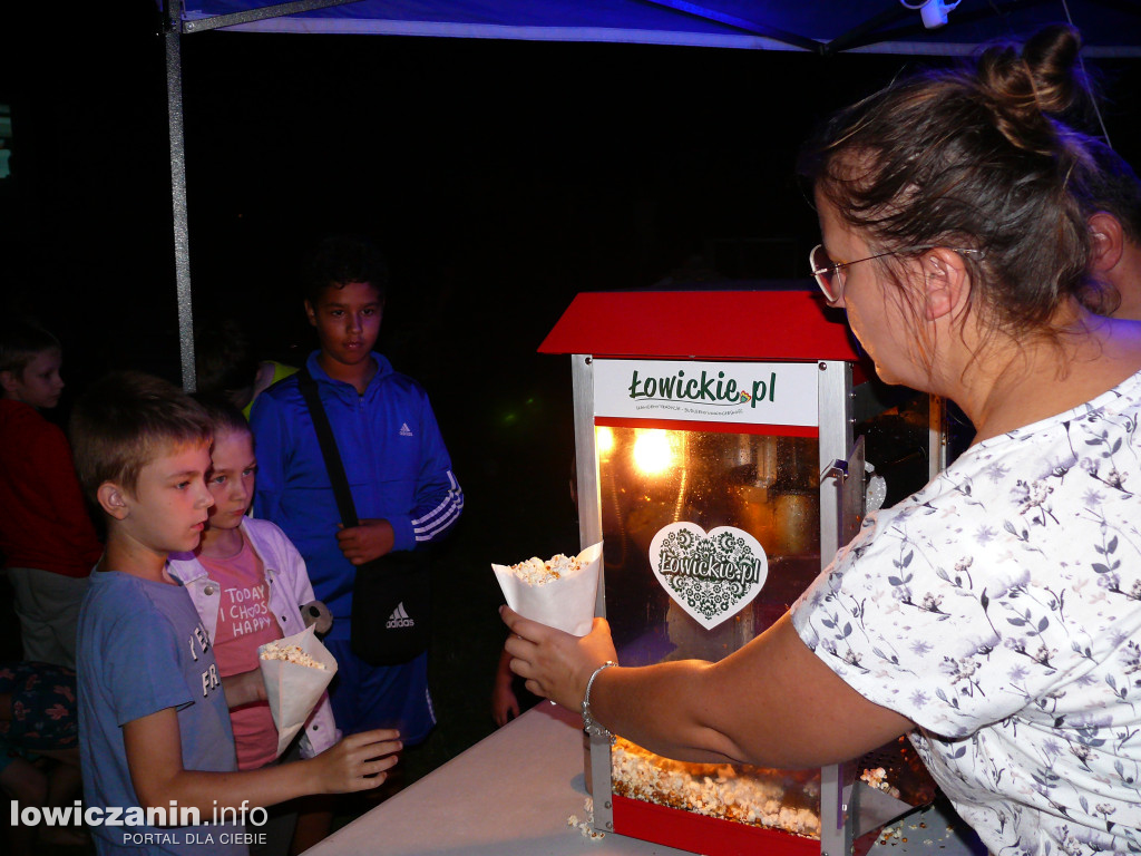 Kino na leżakach na os. Kostka w Łowiczu 