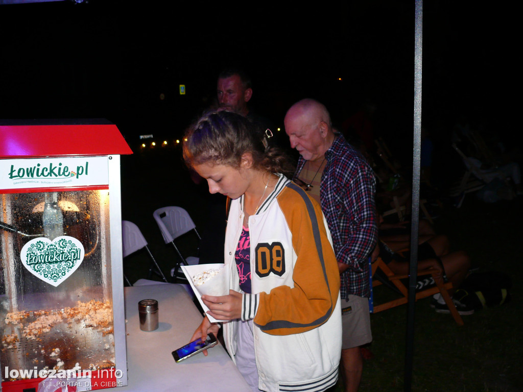 Kino na leżakach na os. Kostka w Łowiczu 