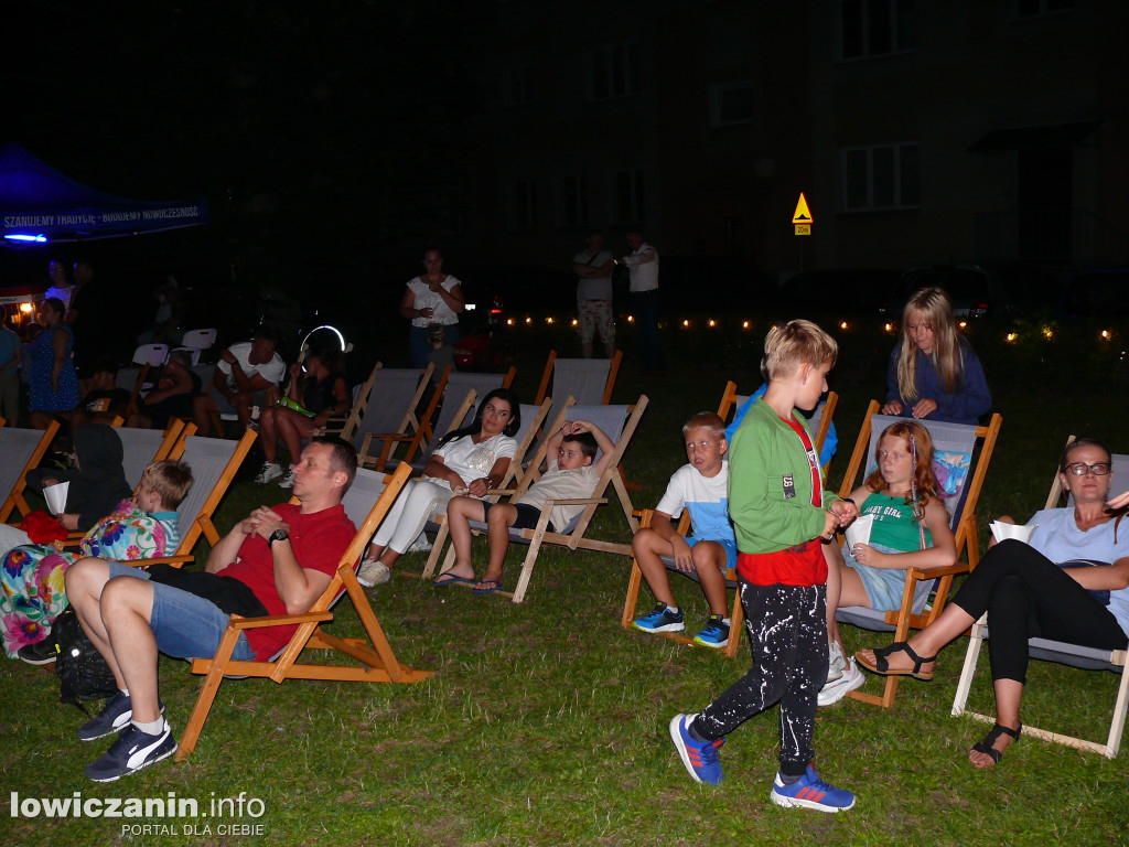 Kino na leżakach na os. Kostka w Łowiczu 