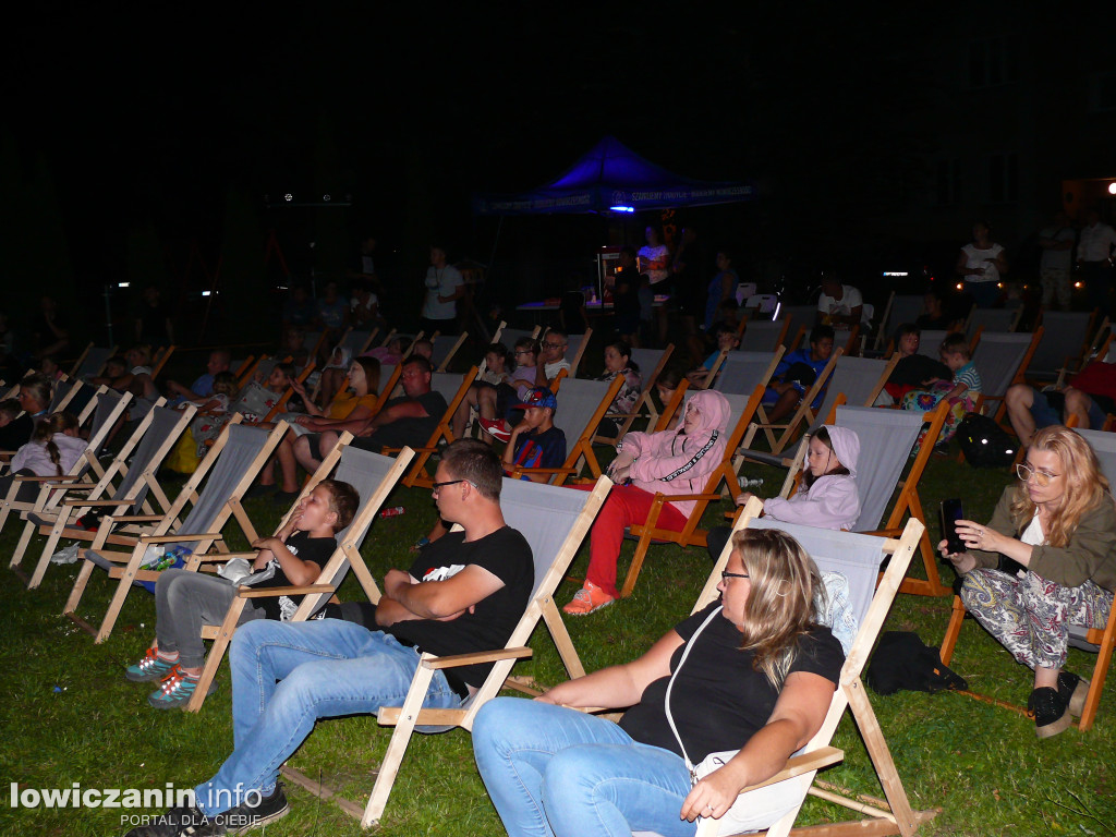 Kino na leżakach na os. Kostka w Łowiczu 