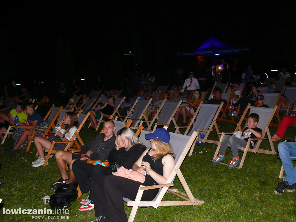 Kino na leżakach na os. Kostka w Łowiczu 