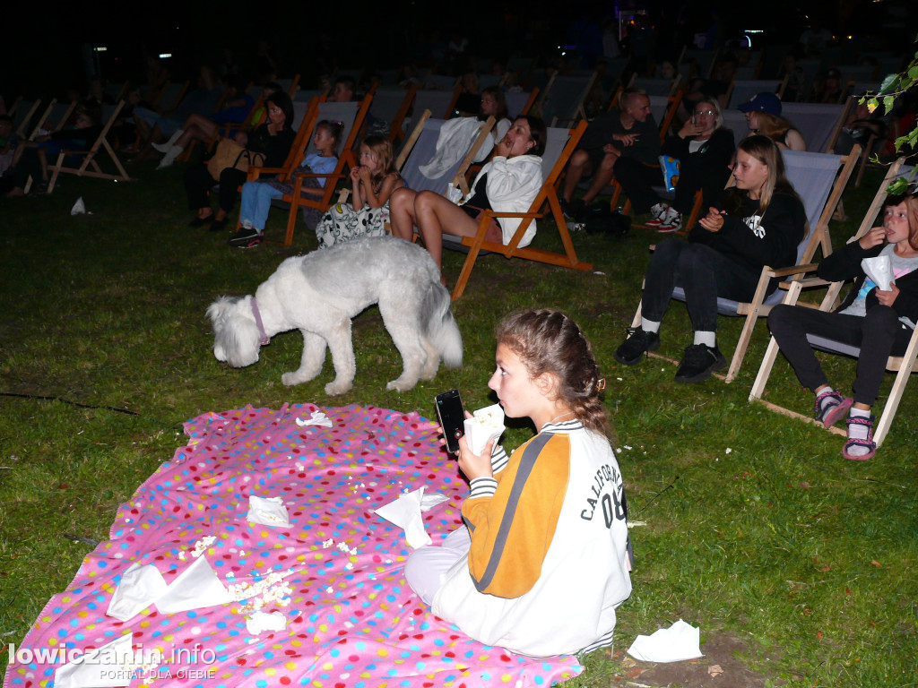 Kino na leżakach na os. Kostka w Łowiczu 