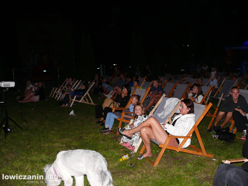 Kino na leżakach na os. Kostka w Łowiczu 