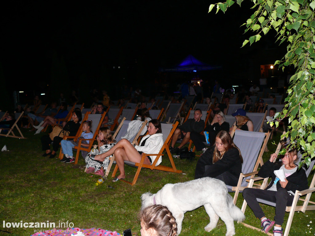 Kino na leżakach na os. Kostka w Łowiczu 