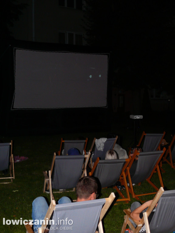 Kino na leżakach na os. Kostka w Łowiczu 