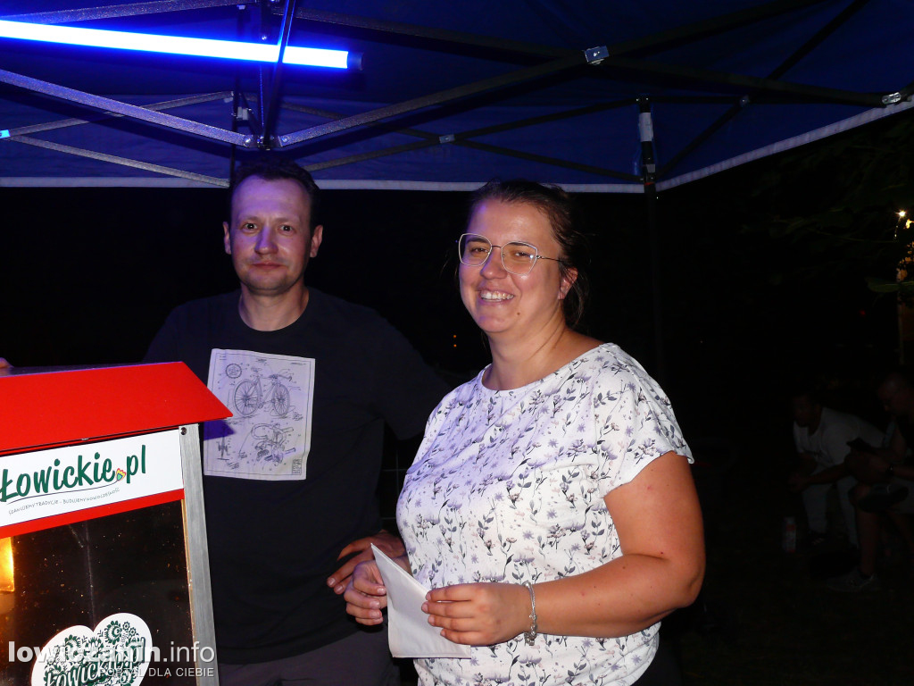 Kino na leżakach na os. Kostka w Łowiczu 