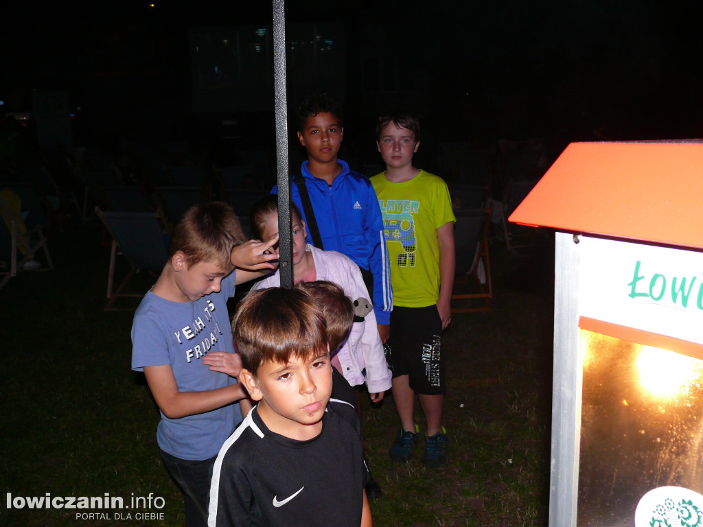 Kino na leżakach na os. Kostka w Łowiczu 