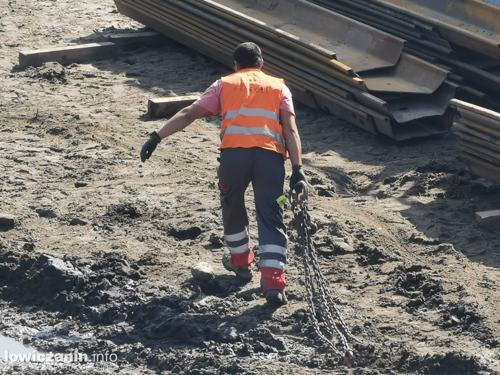 Niedługo montaż stalowych belek nośnych mostu w Łowiczu