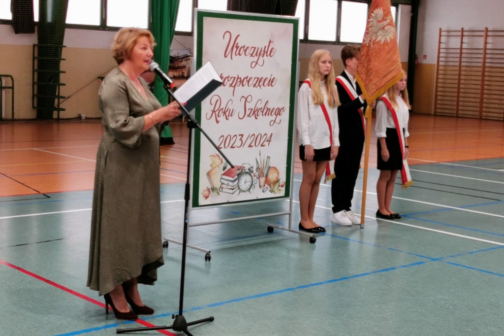 Łowicz. Rozpoczęcie roku szkolnego w SP2