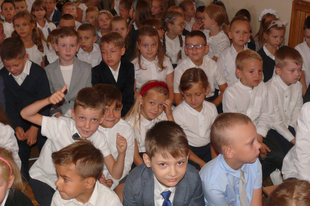 Klasy I - IV na rozpoczęciu roku szkolnego w SP1