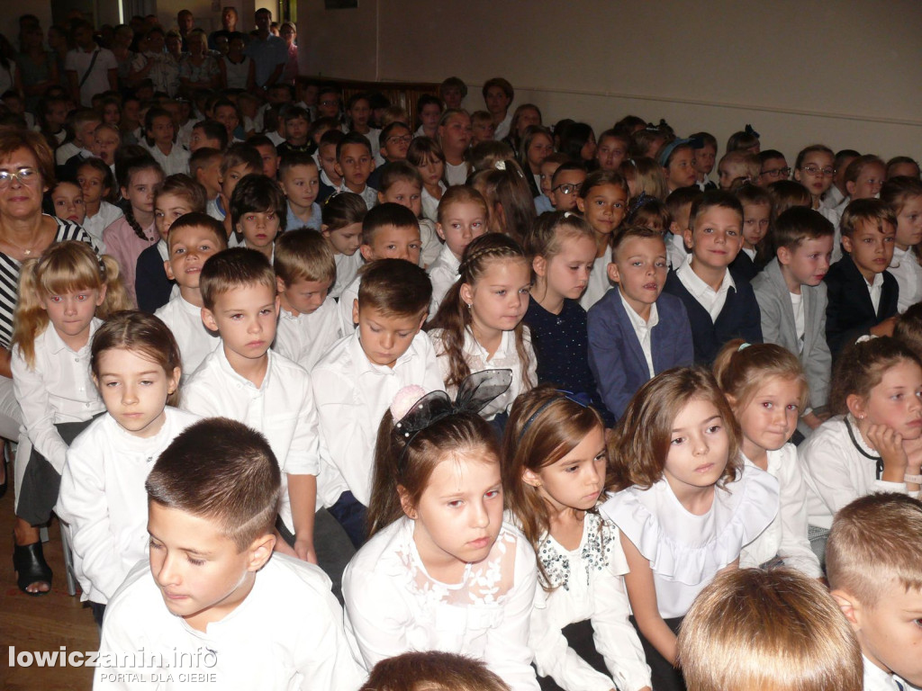 Klasy I - IV na rozpoczęciu roku szkolnego w SP1