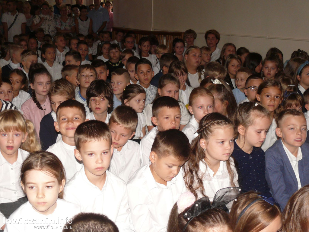 Klasy I - IV na rozpoczęciu roku szkolnego w SP1