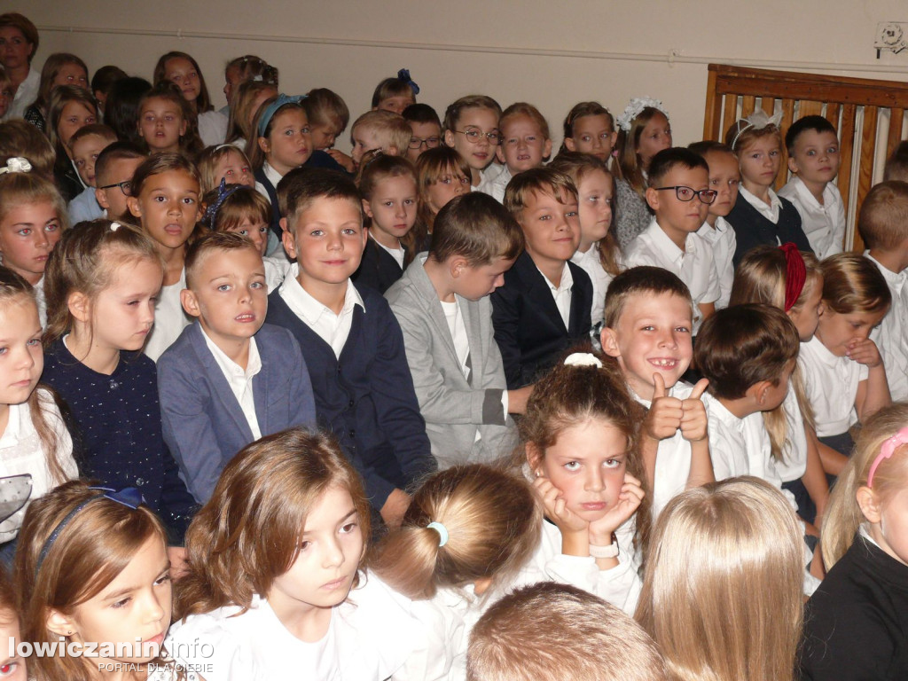 Klasy I - IV na rozpoczęciu roku szkolnego w SP1