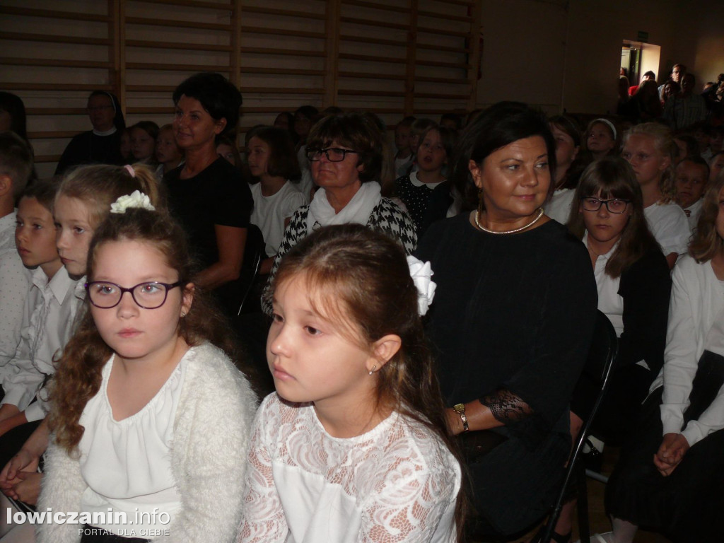 Klasy I - IV na rozpoczęciu roku szkolnego w SP1