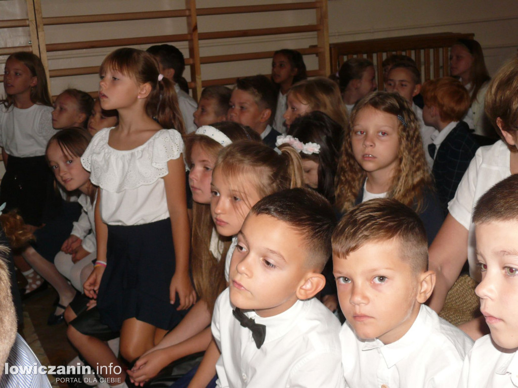 Klasy I - IV na rozpoczęciu roku szkolnego w SP1