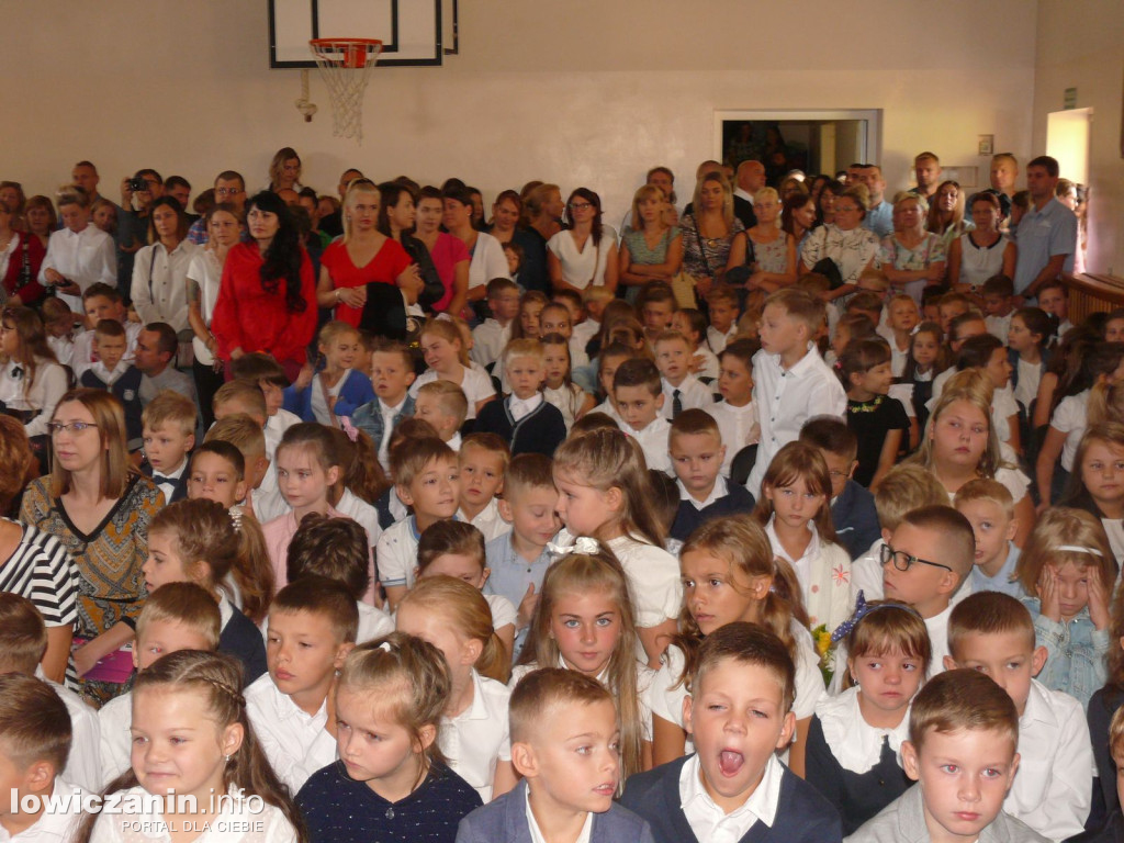 Klasy I - IV na rozpoczęciu roku szkolnego w SP1