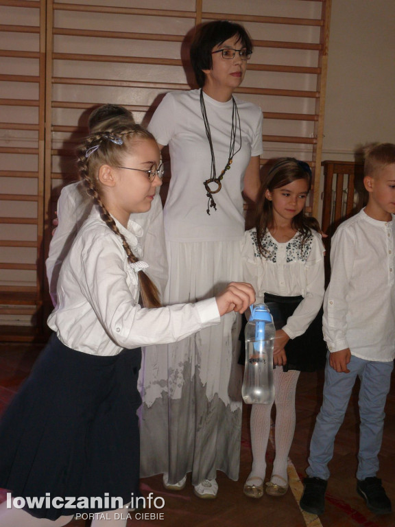 Klasy I - IV na rozpoczęciu roku szkolnego w SP1