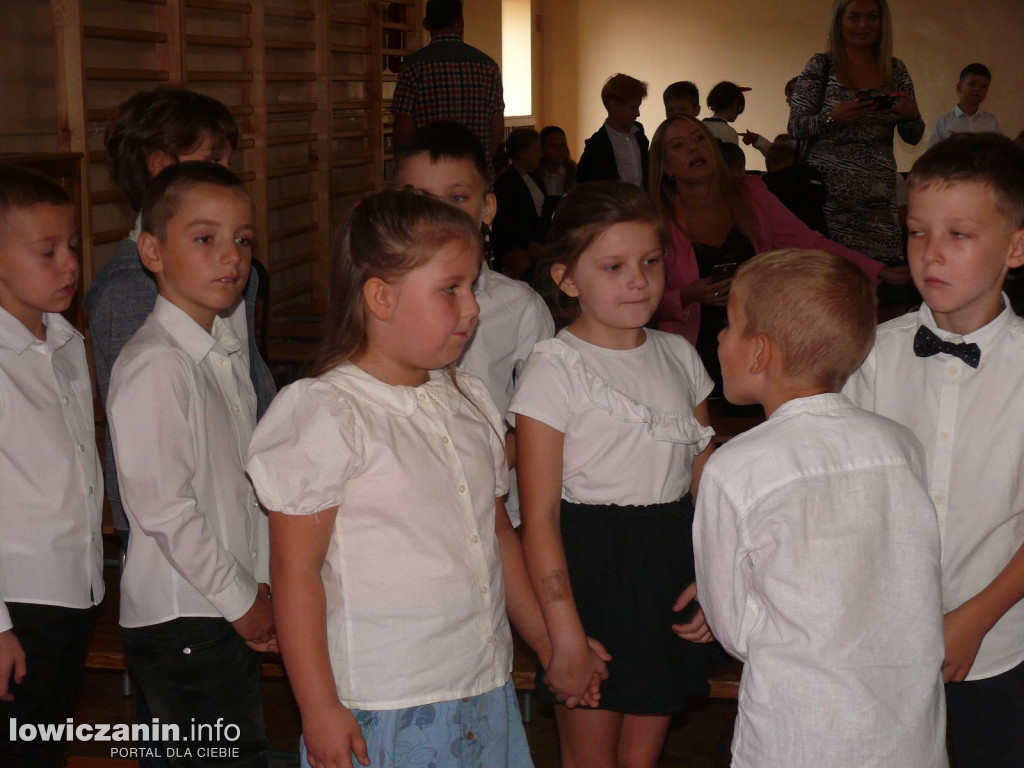 Klasy I - IV na rozpoczęciu roku szkolnego w SP1