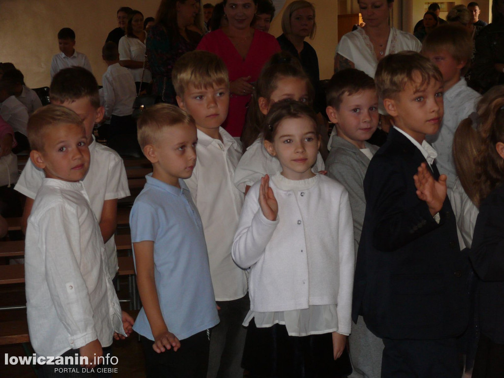 Klasy I - IV na rozpoczęciu roku szkolnego w SP1