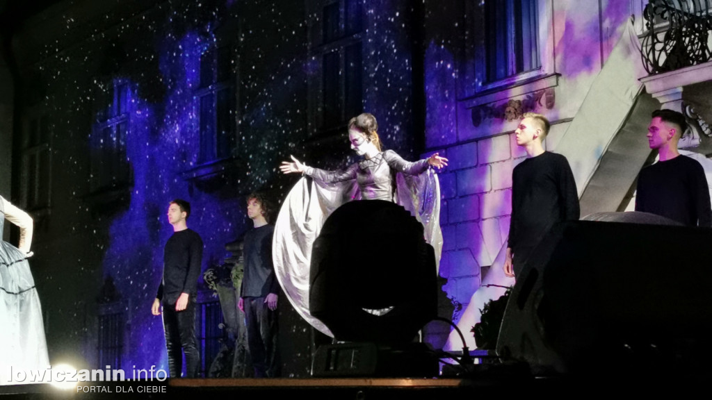 Opera przed pałacem Radziwiłłów