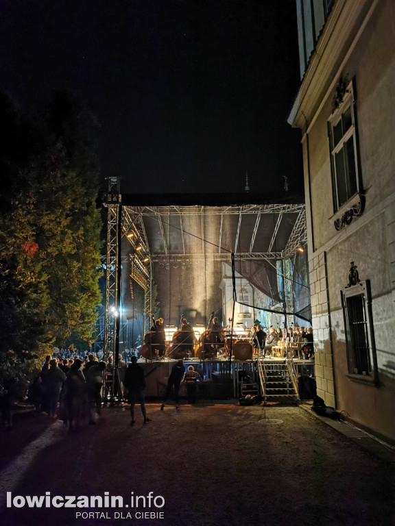 Opera przed pałacem Radziwiłłów