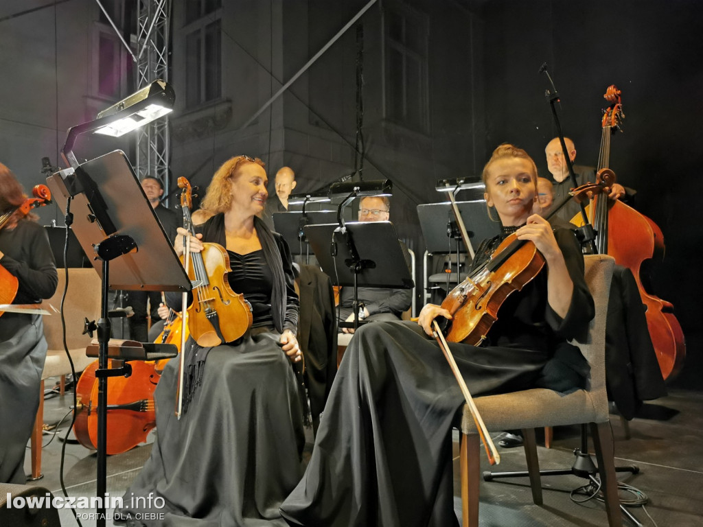Opera przed pałacem Radziwiłłów