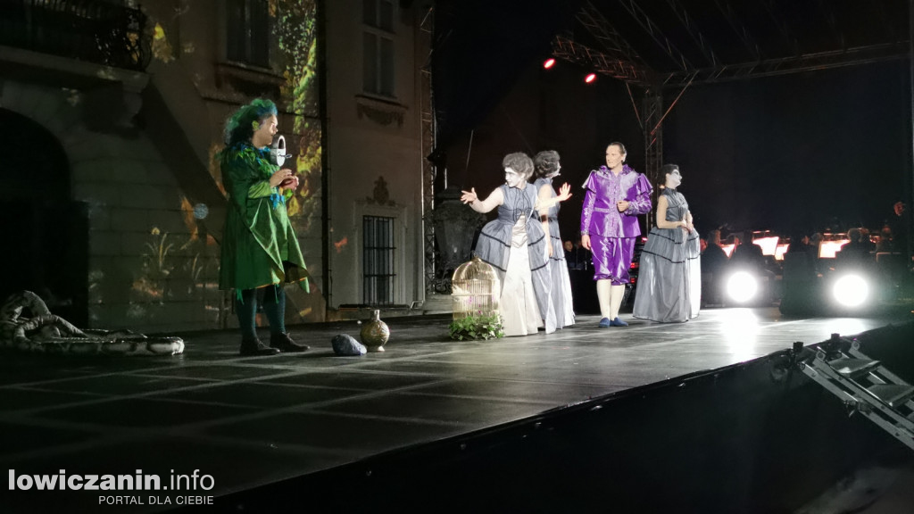 Opera przed pałacem Radziwiłłów